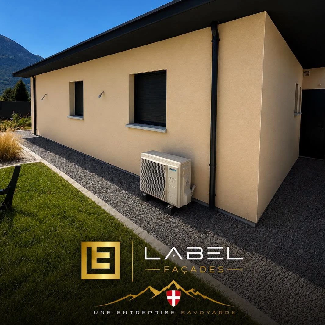 Vue latérale d’une maison aux façades beiges et menuiseries sombres, photo Label Façades