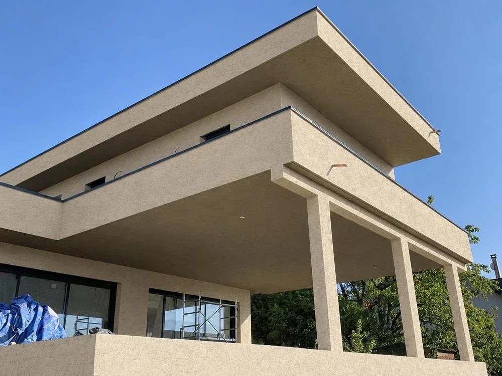 La même maison avec une projection IA de l’enduit Brissac, finition écrasée
