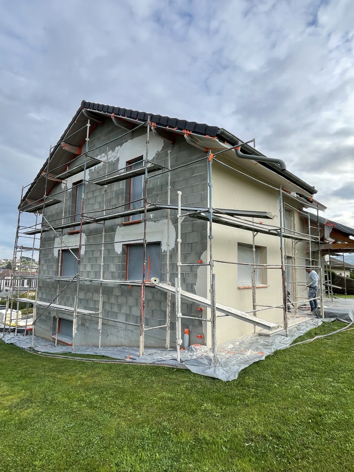 Pendant les travaux à Rumilly : pignon en maçonnerie apparente et façade latérale déjà enduite — Label Façades.