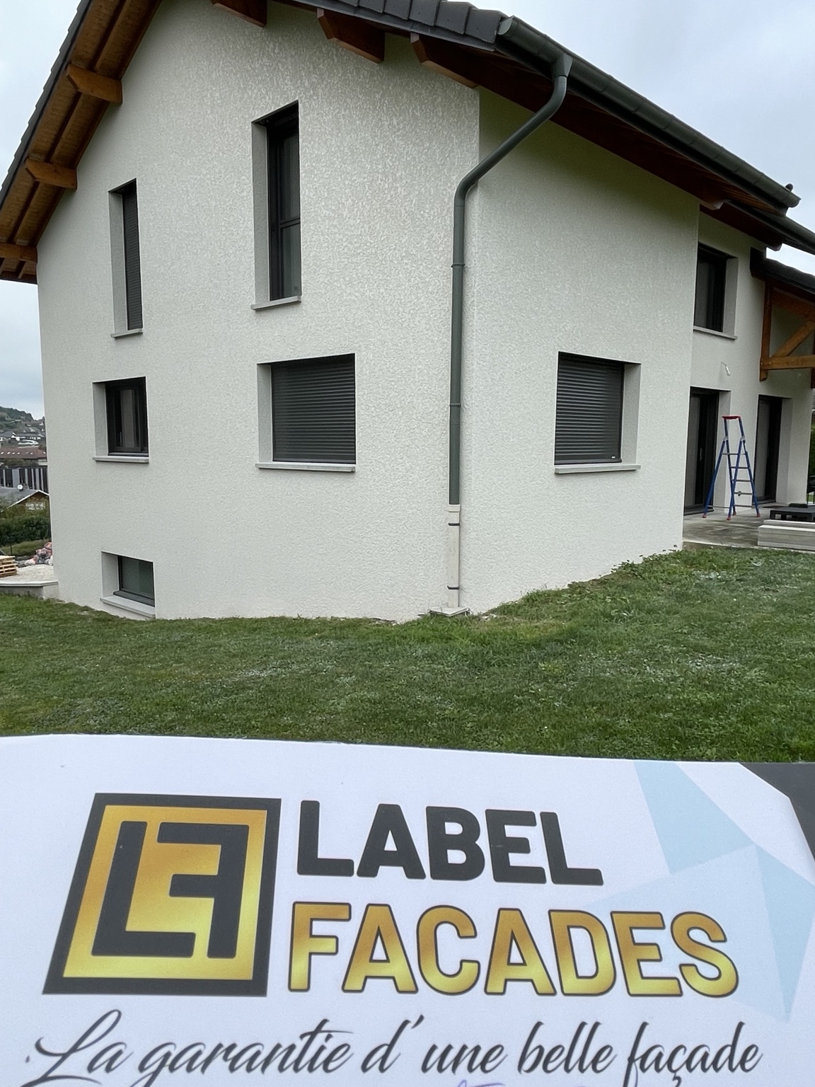 Vue rapprochée du pignon enduit à Rumilly : texture écrasée et encadrements des fenêtres — Label Façades.