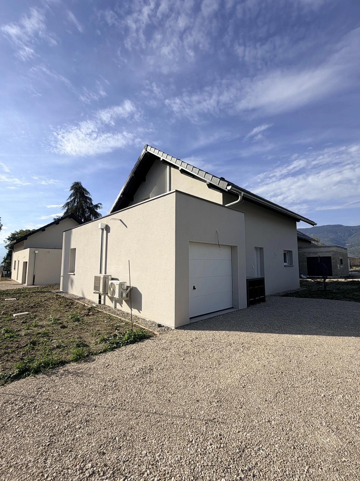 Vue de trois quarts de la maison après travaux de façade.