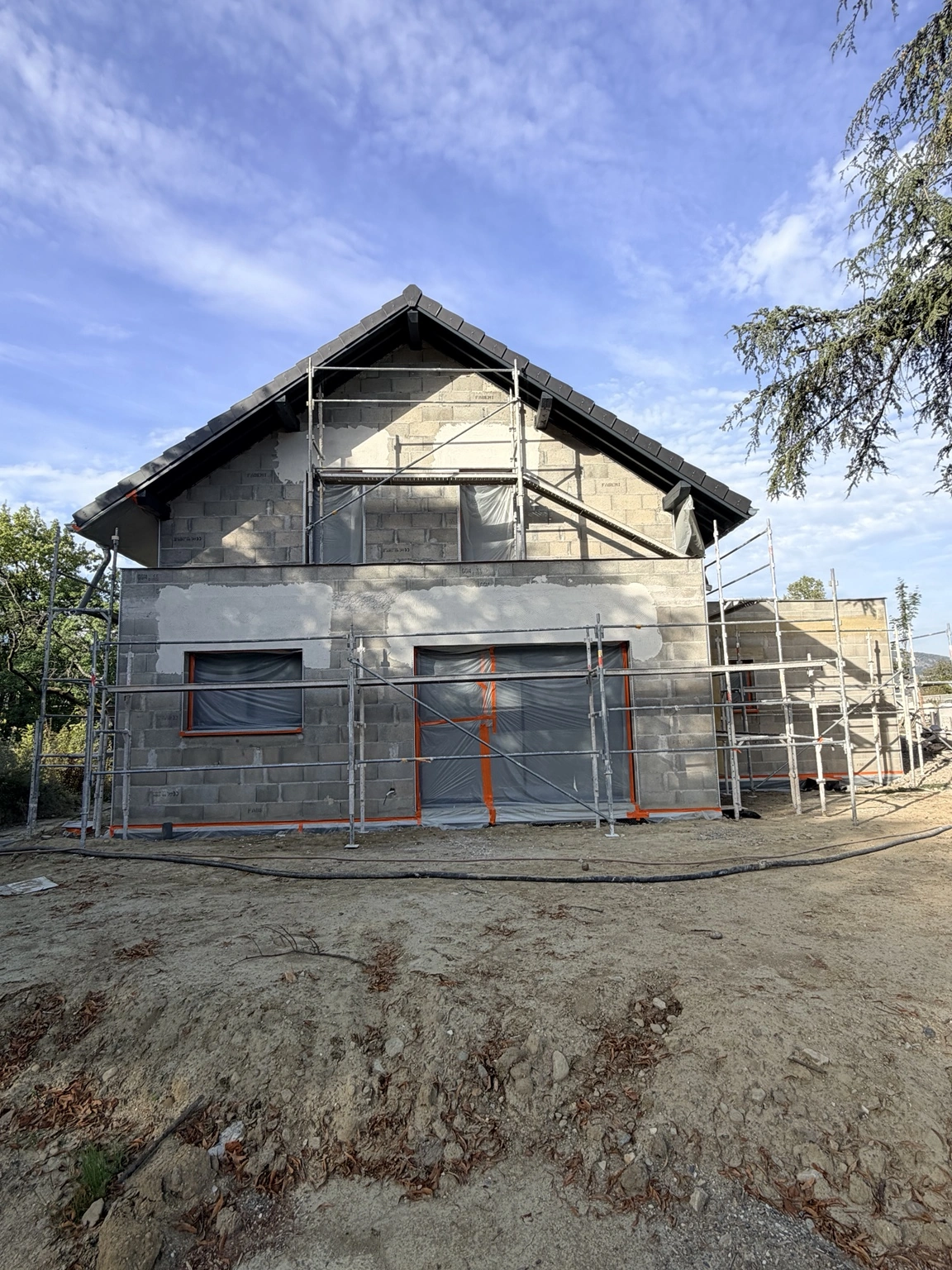 Pendant les travaux : échafaudage installé devant le pignon.