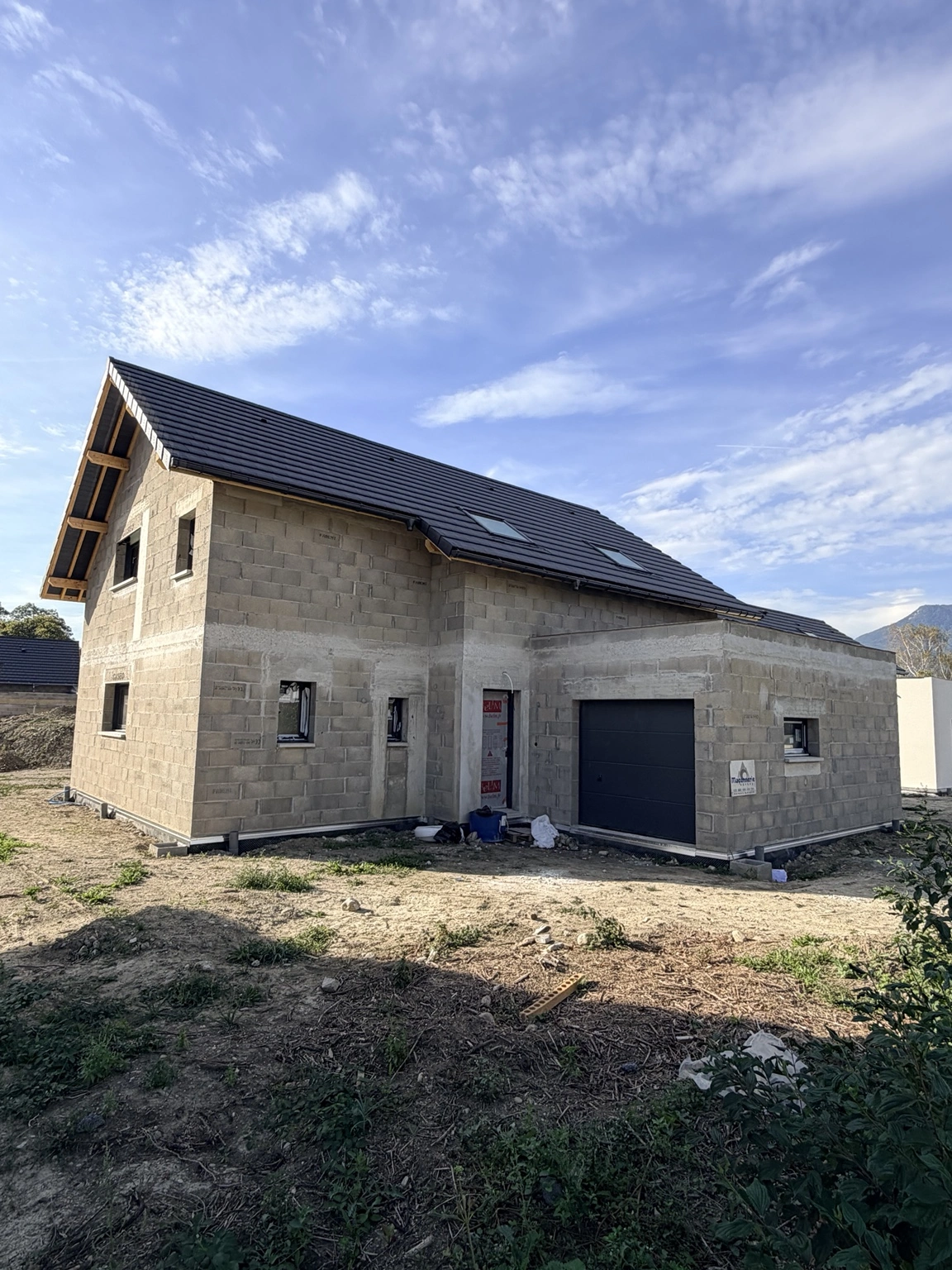 Avant enduit : maçonnerie apparente, vue côté garage.