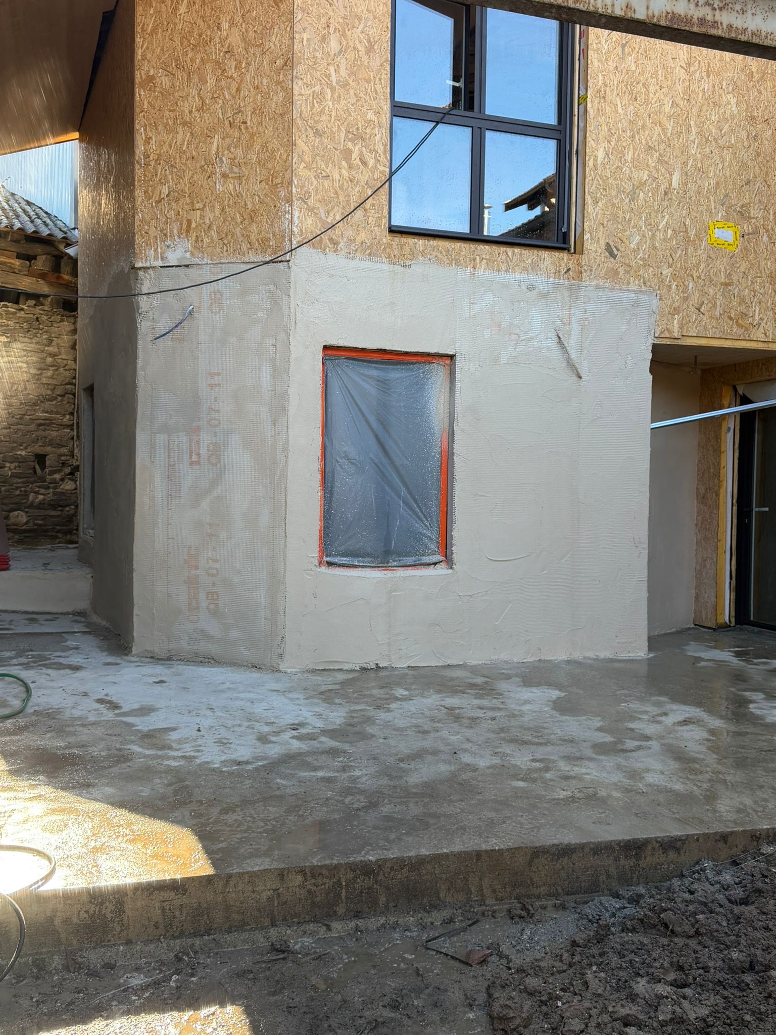 Préparation à Grenoble : rattrapage et dressage de la façade basse, trame visible et fenêtre protégée.
