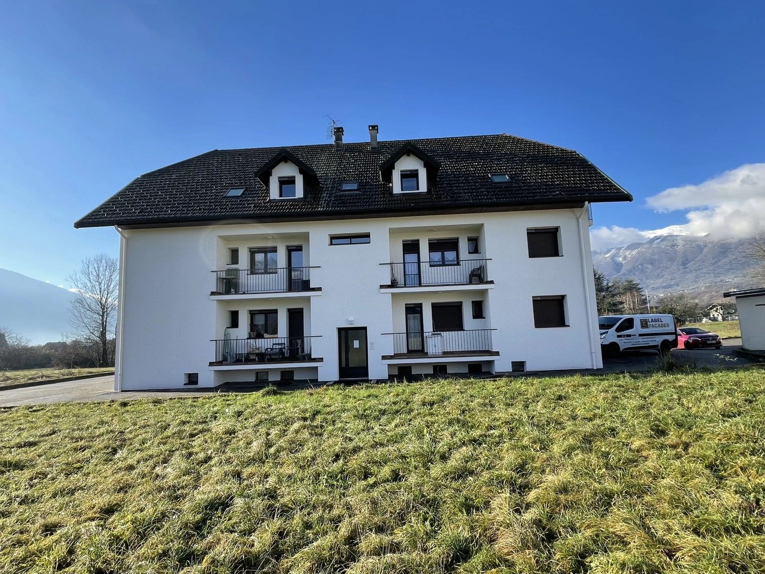 Isolation thermique par l'extérieur à Albertville – façade blanche après travaux, finition RPE talochée