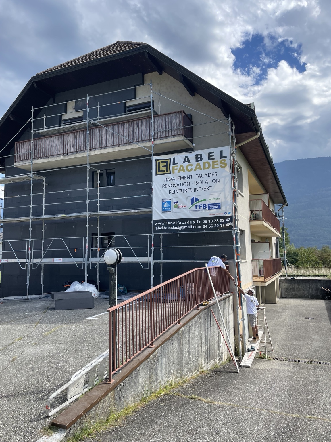 Chantier en cours : installation de l’isolation thermique extérieure