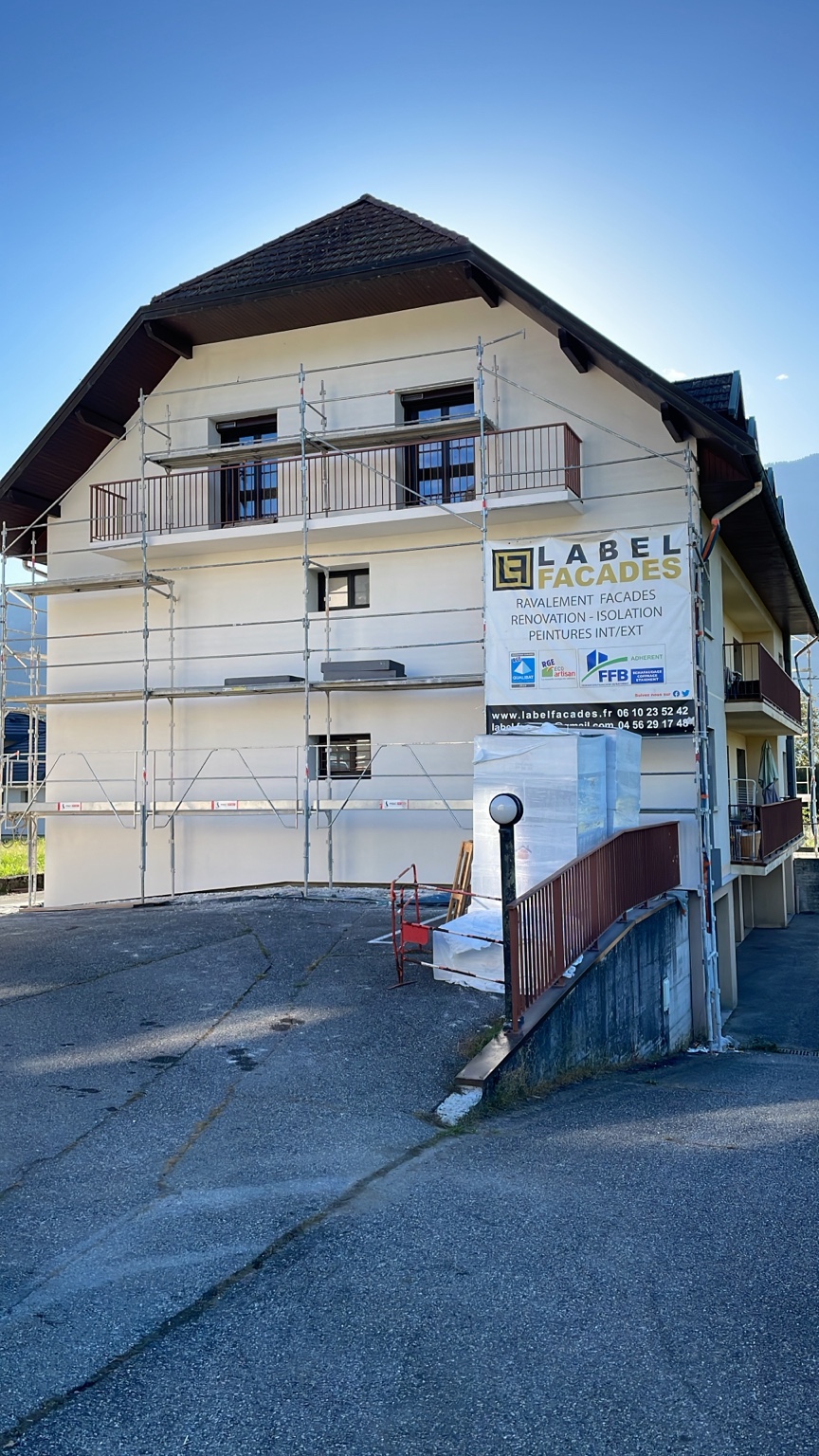 Après rénovation : façade blanche avec finition soignée