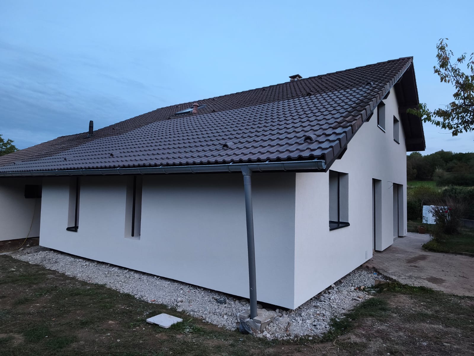 Maison à Annecy après isolation extérieure, façades claires et toiture à deux pans