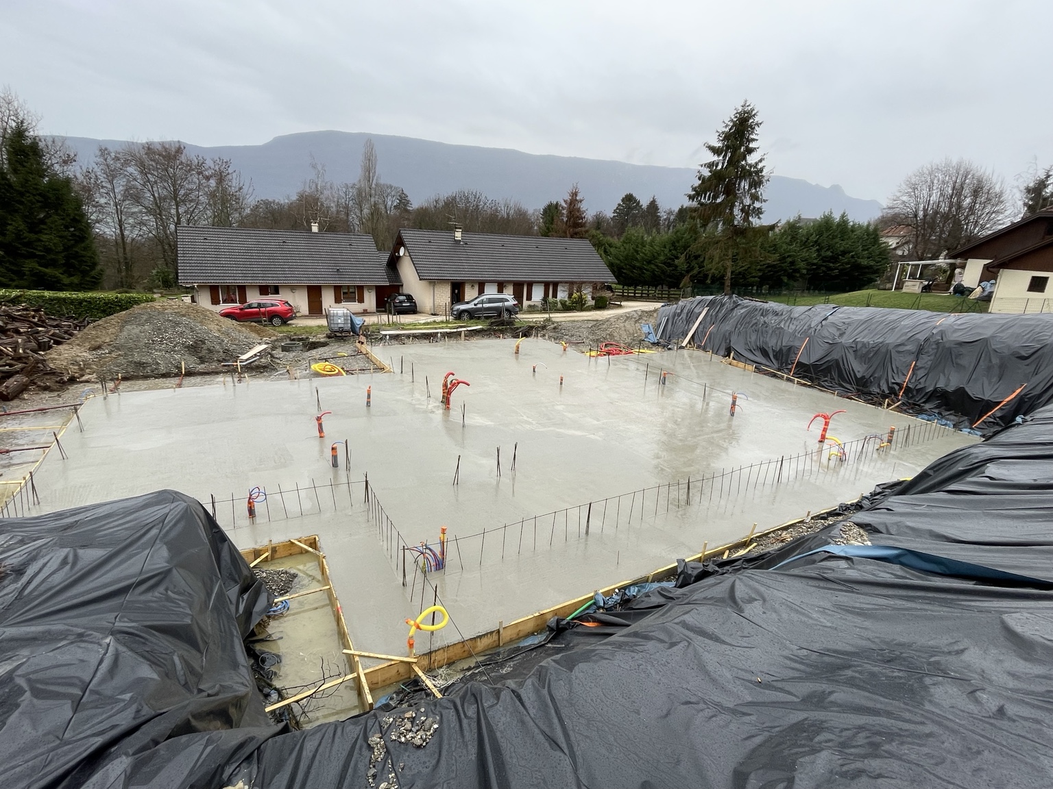 Radier béton coulé pour un collectif de 4 logements à Chambéry-le-Vieux, avec attentes verticales et réservations
