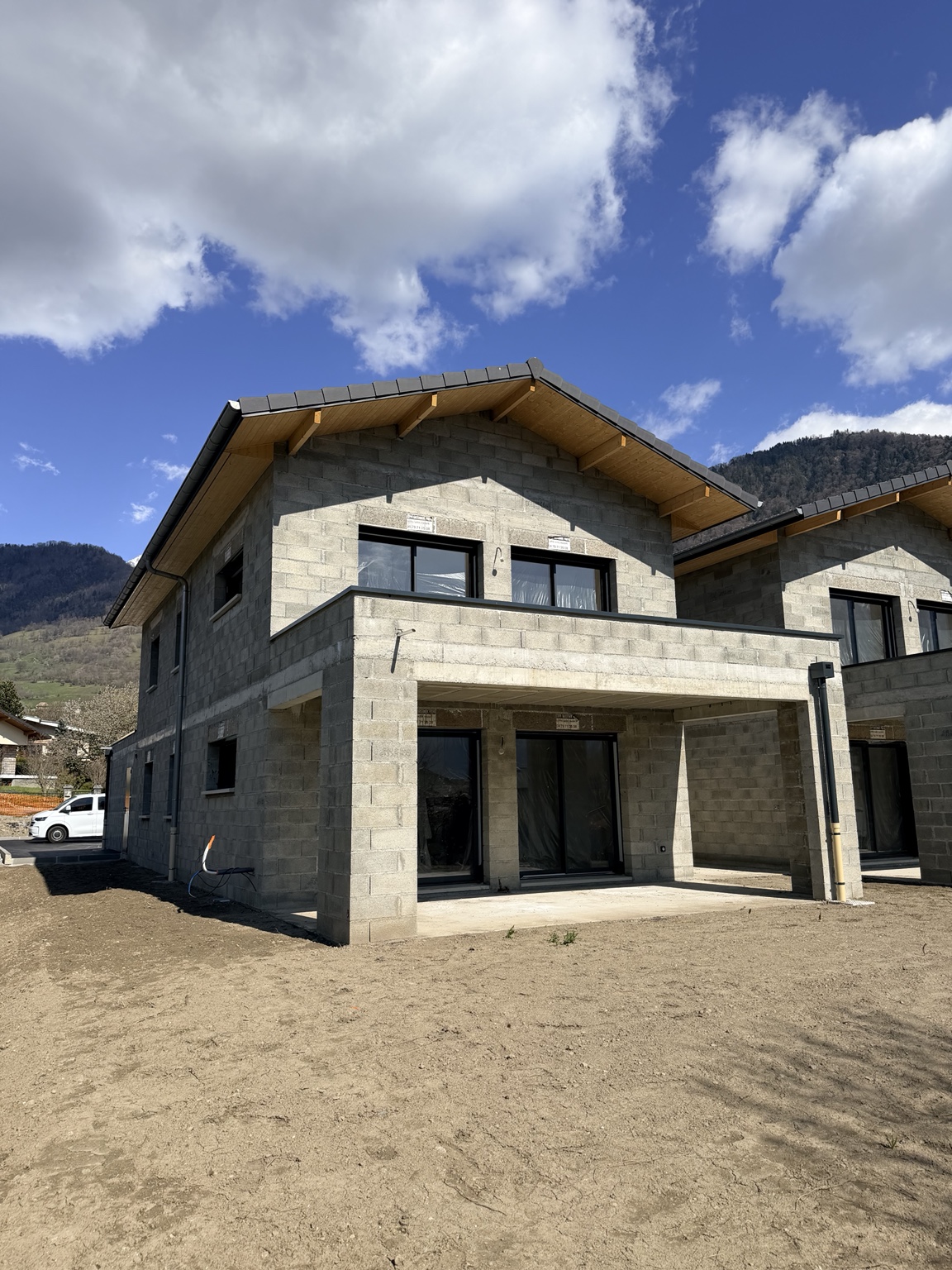 Avant travaux : façade côté terrasse et ouvertures, avant application des enduits.