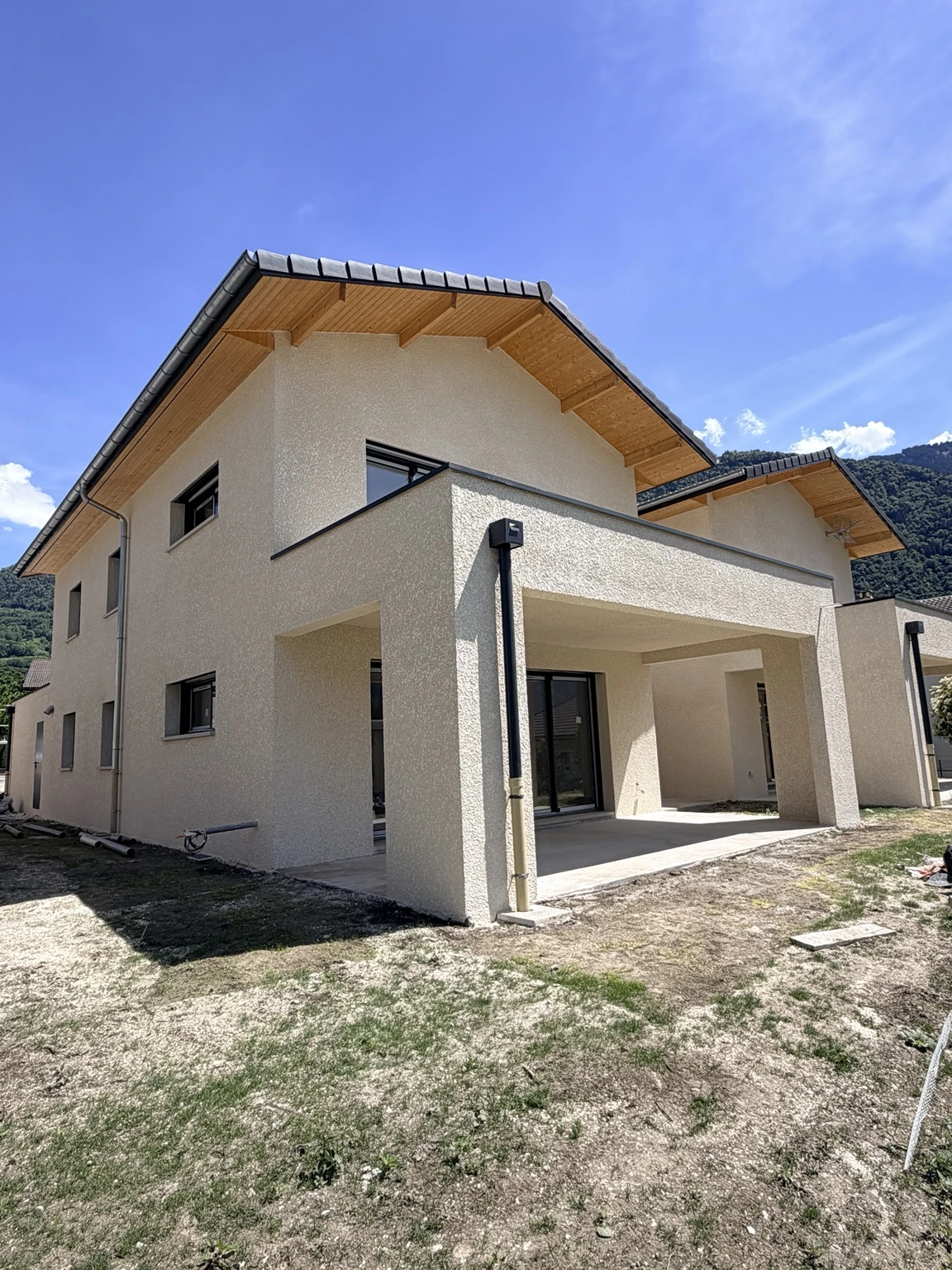 Après travaux : façade latérale claire et encadrements contrastés à Saint-Jean-de-Maurienne.