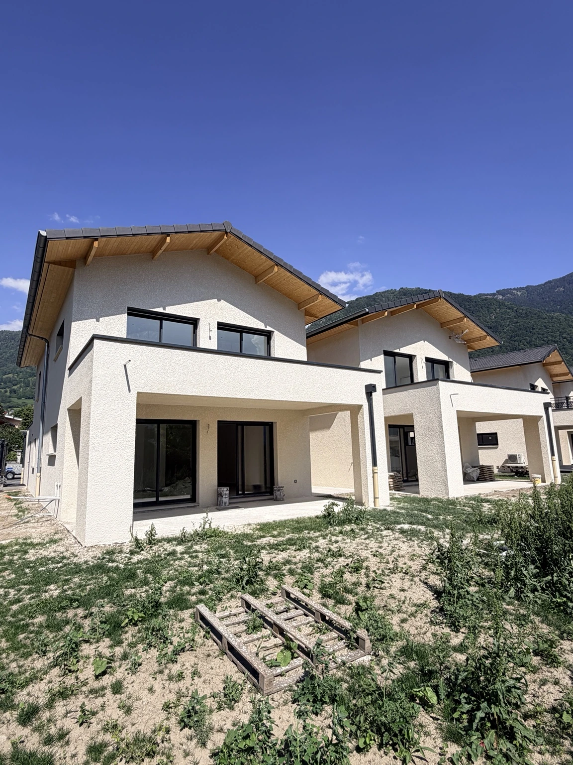Après travaux : façades bicolores et terrasse couverte à Saint-Jean-de-Maurienne.