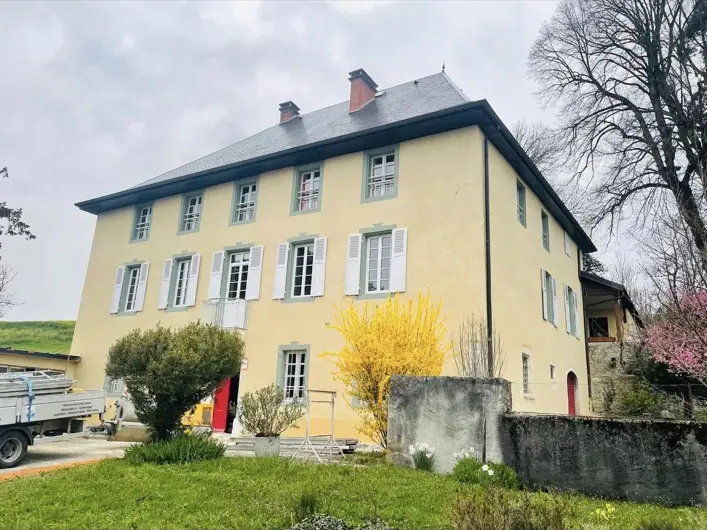 Vue d’ensemble de la Maison Pillet à Grésy-sur-Aix après rénovation des façades à la chaux
