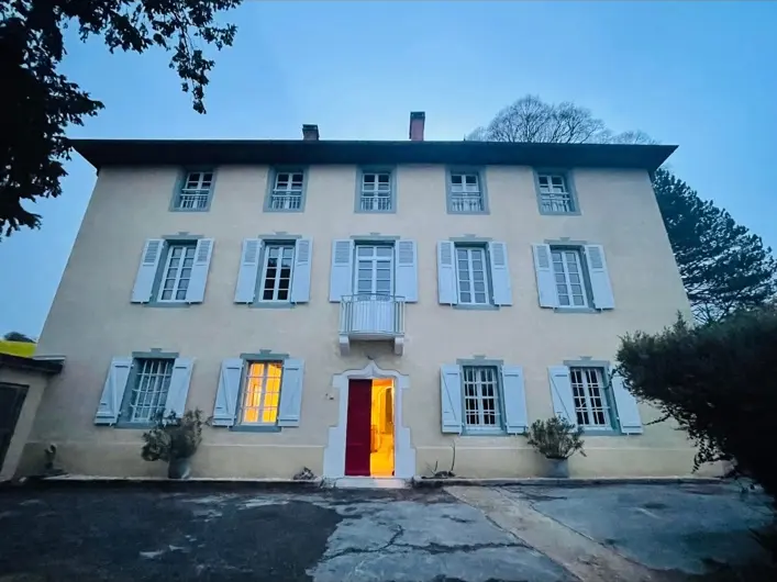 Après travaux : façade principale, enduit à la chaux et détails des ouvertures.