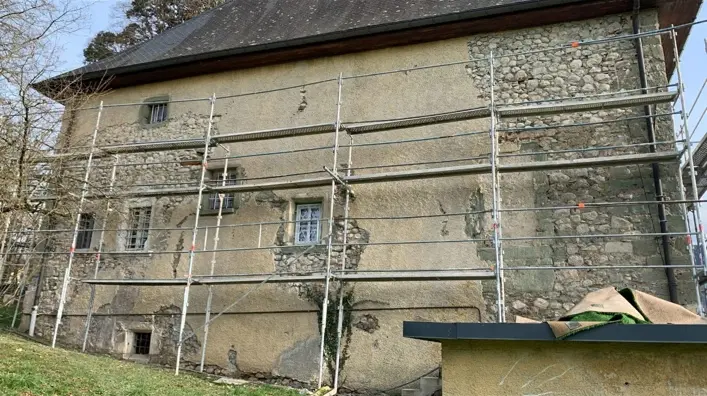 État en cours de préparation : ancien enduit et zones piquées.