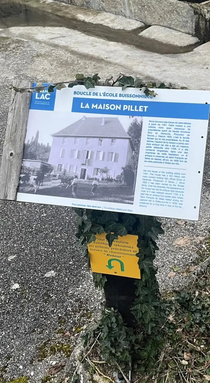 Le panneau du site identifie la demeure : La Maison Pillet.