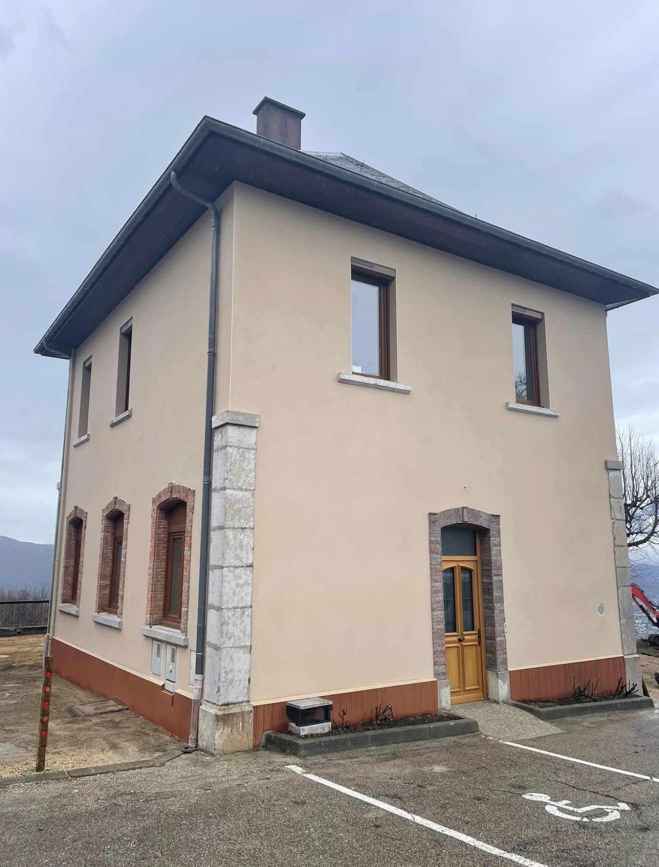 Mairie de La Chapelle-du-Mont-du-Chat après rénovation des enduits à la chaux, avec encadrements en brique et chaînes d’angle en pierre