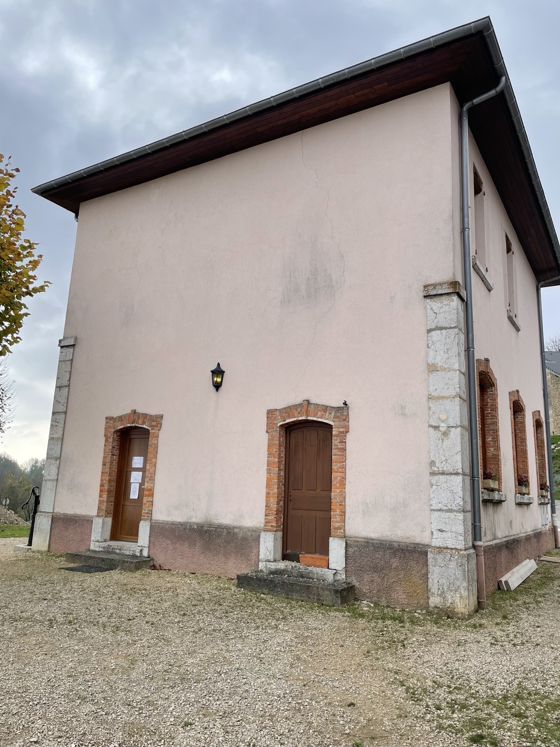 Avant travaux : vue de la mairie et des dégradations des anciens enduits.