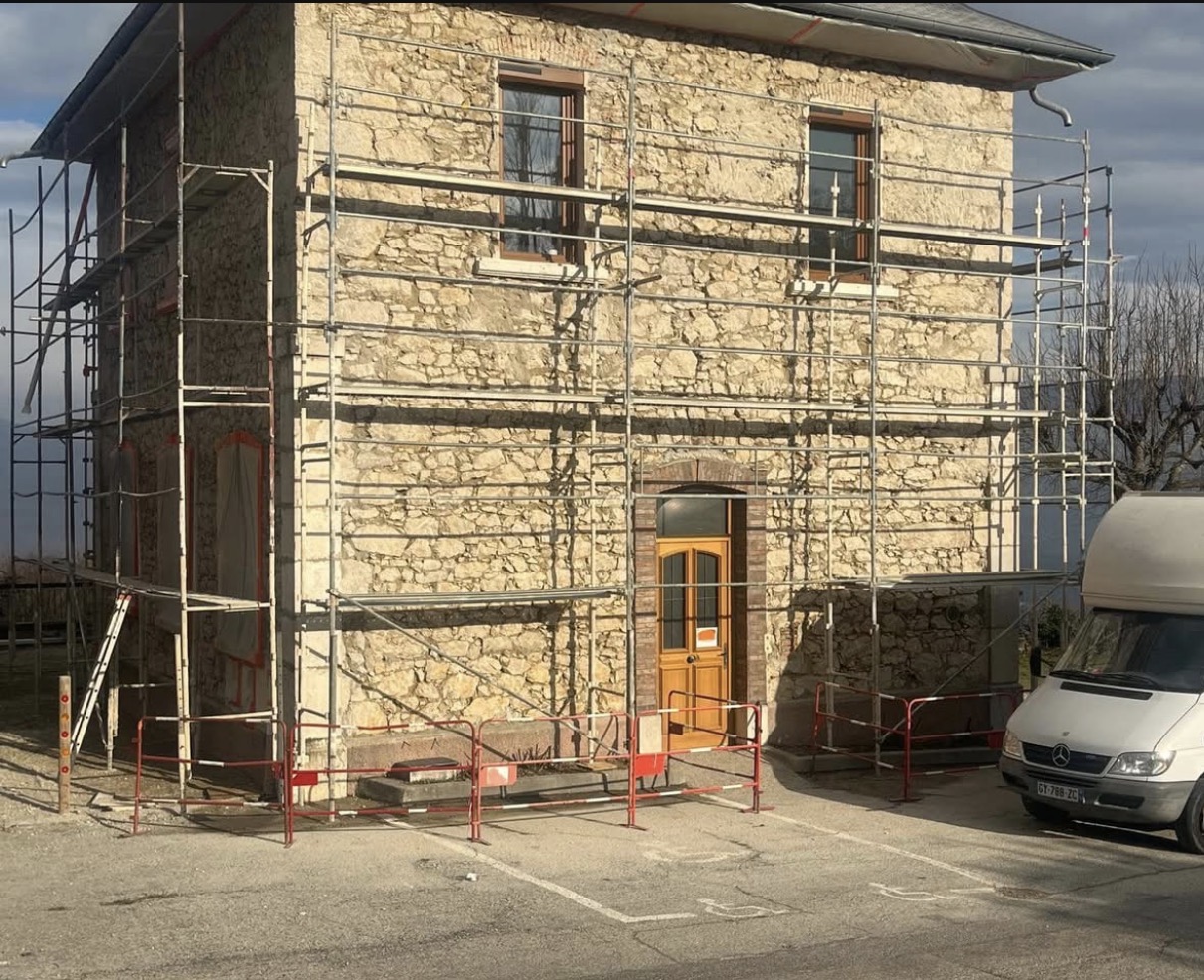 Pendant les travaux : anciens enduits piqués, maçonnerie en pierre apparente.