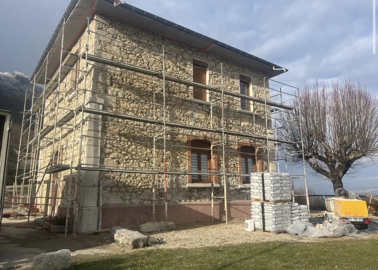 Préparation des façades : supports mis à nu sous échafaudage.