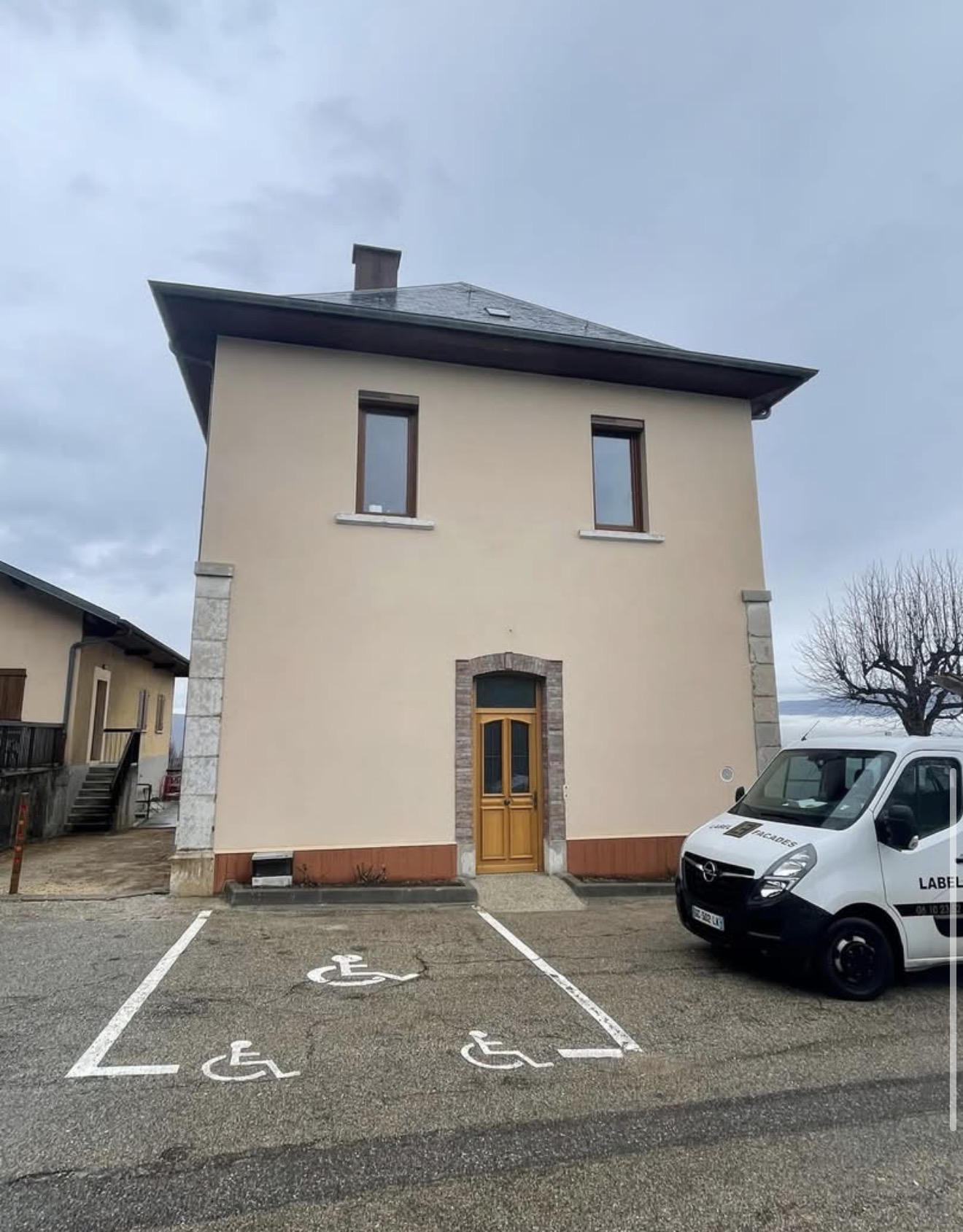Après travaux : façade d’entrée et finitions autour des ouvertures.