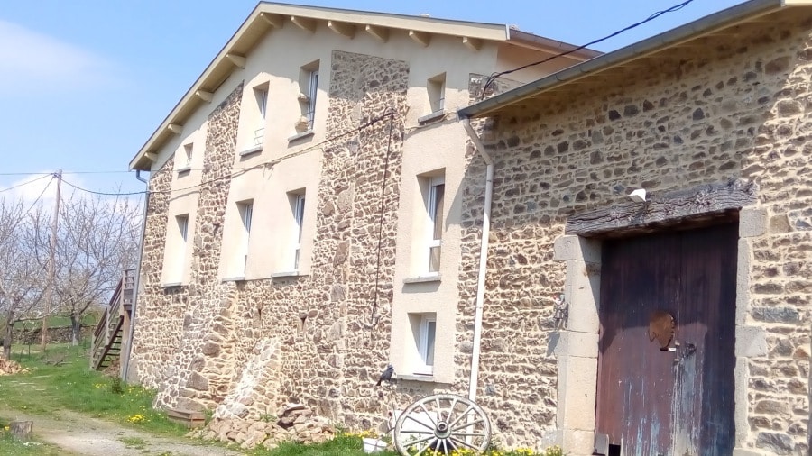 Rénovation extérieure : Les avantages du ravalement projeté pour embellir votre maison